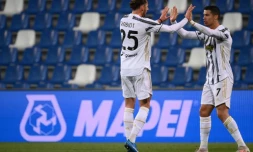 La Juventus, portée par Adrien Rabiot et Cristiano Ronaldo, tous deux buteurs contre Sassuolo le 12 mai 2021 à Reggio Emilia, lutte pour accéder à la prochaine C1