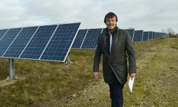 Le ministre de la Transition écologique et solidaire Nicolas Hulot visite une centrale solaire à Allonnes, dans la Sarthe, le 8 janvier 2018
