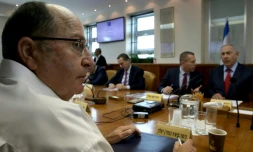Le ministre de la Défense israëlien Moshé Yaalon (g) lors de la réunion hebdomadaire du cabinet ministériel dirigé par Benjamin Netanyahu (d) à Jérusalem le 10 avril 2016