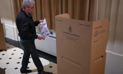 Un électeur vote aux législatives de mi-mandat en Argentine, le 26 octobre 2025 à Buenos Aires