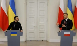 Le président polonais Karol Nawrocki (d.) et le président ukrainien Volodymyr Zelensky s'adressent à la presse lors d'une conférence de presse conjointe au Palais présidentiel de Varsovie, en Pologne, le 19 décembre 2025