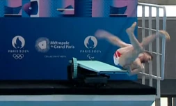 Image de la chute du plongeur Alexis Jandard, lors d'une démonstration à l'occasion de l'inauguration du Centre aquatique des JO, le 4 avril 2024 à Saint-Denis