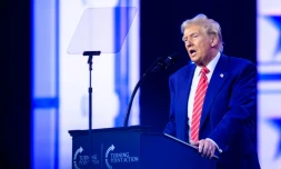 Donald Trump s'exprime sur scène lors de la conférence AmericaFest de l'organisation conservatrice Turning Point, à Phoenix (Arizona), le 22 décembre 2024