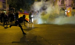 Des manifestants affrontent des membres des forces de police lors d'un rassemblement organisé par des mouvements d'extrême droite et de droite près du siège du Parti socialiste espagnol (PSOE) à Madrid, le 11 novembre 2023