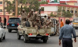 Des forces loyalistes yéménites patrouillent dans la ville d'Aden, le 30 mars 2016 