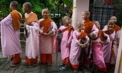 Quelques unes des 66 filles accueillies par le couvent boudhiste de Mingalar Thaikti, le 19 octobre 2019