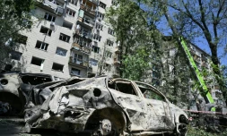Des voitures détruites devant un bâtiment résidentiel gravement endommagé  russe à Kyiv le 18 juin 2025 à la suite d'une vaste frappe de missile sur la capitale ukrainienne