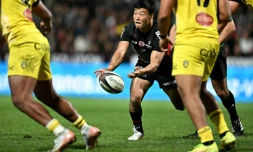 Le demi de mêlée japonais de Toulouse Naoto Saito (c.) passe le ballon lors du match de Top 14 contre La Rochelle, à Toulouse, le 15 septembre 2024