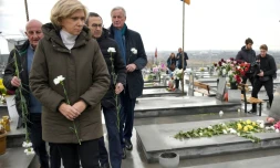 Valérie Pécresse, candidate LR à la présidentielle, visite un cimetière militaire d'Erevan, avec le sénateur LR Bruno Retailleau et l'ancien ministre Michel Barnier, lors d'un déplacement en Arménie, le 21 décembre 2021