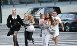 Des personnes fuient un centre commercial de Copenhague oĂč plusieurs victimes ont Ă©tĂ© touchĂ©es par des tirs, le 3 juillet 2022