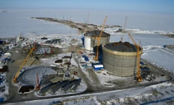 Les réservoirs en cours de construction du site russe de production de gaz naturel liquéfié (GNL) Yamal, en Sibérie arctique, photographiés le 16 avril 2015