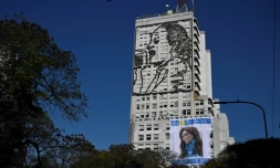 Le portrait de la vice-présidente Cristina Kirchner sur la façade d'un ministère après sa tentative d'assassinat, à Buenos Aires le 3 septembre 2022
