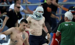 Des gens quittent le Stade Velodrome de Marseille après des heurts entre supporteurs russes et anglais le 11 juin 2016