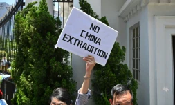 Des opposants au projet de loi sur les extraditions manifestent devant le siège du gouvernement de Hong Kong, le 15 juin 2019