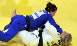 La Française Hélène Receveaux (bleu) face à la Portugaise Telma Monteiro lors du combat pour le bronze, catégorie -57 kg, aux Mondiaux de judo, le 30 août 2017 à Budapest  