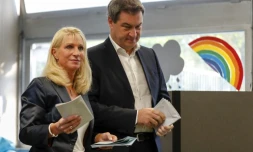 Markus Soeder, ministre-président de Bavière, membre de l'Union chrétienne-sociale (CSU), vote aux élections régionales avec sa femme Karin Soeder à Nuremberg, le 14 octobre 2018