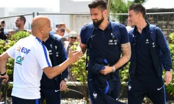 Les Bleus d'Arsenal Olivier Giroud et Laurent Koscielny, le 17 mai 2016 à Biarritz lors de leur arrivée à l'hotel de l'equipe de France