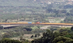 Vue aérienne du pont frontalier de Tienditas, bloqué par des conteneurs entreposés par les forces vénézuéliennes, le 11 février 2019 à Cucuta, en Colombie