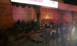 Des pompiers et des policiers secourent des migrants après un incendie meurtrier dans un centre de rétention à Ciudad Juarez au Mexique le 27 mars 2023