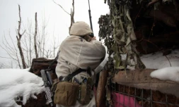 Un soldat ukranien sur la ligne de front avec les séparatistes pro-russes, le 2 février 2022 à Avdiivka, dans la région de Donetsk