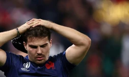 Le demi de mĂȘlĂ©e et capitaine de l'Ă©quipe de France, Antoine Dupont, aprĂšs avoir perdu le quart de finale de la Coupe du monde de rugby 2023 contre l'Afrique du Sud, Ă Saint-Denis, le 15 octobre 2023
