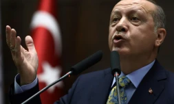 Le président turc Tayyip Erdogan s'exprime devant des membres de son parti (AKP) au Parlement à Ankara, le 16 octobre 2018