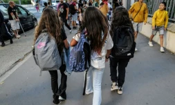Des élÚves font leur rentrée à l'école primaire Aristide Briand de Lyon, le 1er septembre 2022