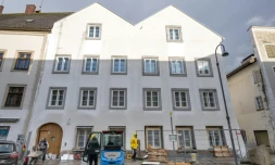 Travaux de transformation en commissariat de police de la maison natale d'Adolf Hitler en Autriche, le 17 février 2026 à Braunau-am-Inn, dans le nord de l'Autriche 