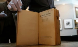 Une édition des contes de Grimm en allemand ayant appartenu à Anne Frank et à sa soeur Margot, à Swann Auction Galleries, à New York, le 16 mars 2016