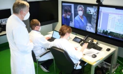 Gernot Marx (g), directeur du département des soins intensifs de l'hÎpital universitaire d'Aix-la-Chapelle, en visioconférence avec Andreas Bootsveld (sur l'écran), lors d'une téléconsultation pour le traitement des patients atteints du Covid-19, le 20 janvier 2021 à Aix-la-Chapelle