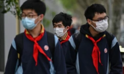 Des jeunes font leur rentrée le 27 avril 2020 à Shanghai, en Chine