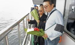 Liu Xia (g), veuve du prix Nobel de la paix chinois Liu Xiaobo, au large de Dalian, le 15 juillet 2017