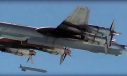 Capture d'écran publiée le 19 novembre 2015 sur le compte Facebook du ministère russe de la Défense, montrant un bombardier Tupolev Tu-95 larguant un missile de croisière lors de frappes aériennes sur la Syrie