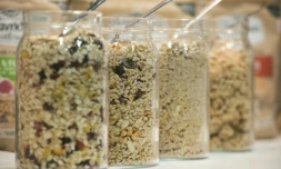 L'ONG Générations Futures pointe la présence de résidus de pesticides dans des mueslis aux fruits non bio, qui appartiennent à de grandes marques (Kellogg's, Nestlé, Jordans...) ou des marques de distributeurs (Auchan, Leclerc, Carrefour...).