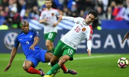 Le latéral droit de l'équipe de France Djibril Sidibé au marquage d'Ivelin Popov de la Bulgarie au Stade de France, le 7 octobre 2016