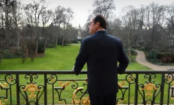 François Hollande  dans son bureau de l'Elysée le 24 février 2016 à Paris