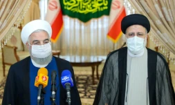 Le président iranien sortant Hassan Rohani (g) et le nouveau président élu Ebrahim Raïssi, lors d'une conférence de presse, le 19 juin 2021 à Téhéran