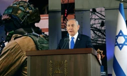 Le Premier ministre israélien Benjamin Netanyahu s'exprime lors d'une cérémonie marquant le 1er anniversaire selon le calendrier hébraïque de l'attaque du Hamas du 7 octobre 2023, au cimetière militaire du mont Herzl à Jérusalem, le 27 octobre 2024