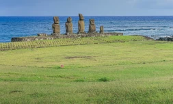 Des Moais, les statues monumentales emblématiques de la culture Rapa Nui, sur l'île de Pâques, le 31 mars 2020 au Chili