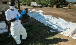 Un membre du Comité international de la Croix rouge s'occupe de cadavres à Juba, le 16 juillet 2016