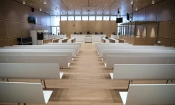 Une salle de tribunal dans le nouveau Palais de justice de Paris, conçu par l'architecte Renzo Piano,  le 26 mars 2018 dans le quartier des Batignolles, au nord-ouest de Paris
