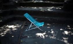 La chaise longue du photojournaliste salvadorien Franklin Rivera, décédé à 52 ans du Covid-19, dans la cour de sa maison à Ciudad Delgado, au Salvador, le 13 juillet 2020