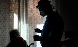 Une femme de 80 ans (g) reçoit une dose de vaccin Moderna contre le Covid-19 à Dronero, dans le nord-ouest de l'Italie, le 13 mars 2021