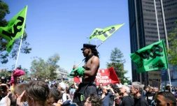 Des cheminotes de Sud-Rail opposĂ©s Ă la rĂ©forme de la SNCF ont briĂšvement perturbĂ© la gare Montparnasse avant d'en ĂȘtre expulsĂ©s par des CRS, le 7 mai 2018