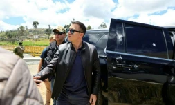 Photo diffusée par la présidence équatorienne montrant le président équatorien Daniel Noboa devant un véhicule de son cortège qui a subi une attaque de manifestants à Cañar, en Equateur, le 7 octobre 2025