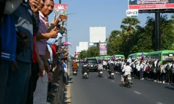 Des Cambodgiens accueillent des soldats capturés par la Thaïlande en juillet, alors qu'un convoi quitte l'ancien aéroport international de Phnom Penh, le 31 décembre 2025