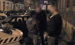 Photo diffusée par la police hongroise montrant l'arrestation du hacker portugais Rui Pinto, le 16 janvier 2019 à Budapest