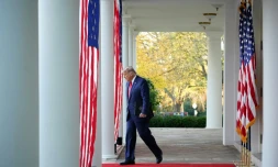 Donald Trump arrive dans les jardins de la Maison Blanche pour une déclaration sur le coronavirus le 13 novembre 2020