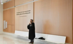 Un avocat se prépare avant une audience au nouveau palais de justice de Paris, qui ouvre ses portes ce lundi 16 avril dans le quartier des Batignolles