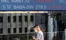 Le cours de Alibaba lié au géant du paiement en ligne Ant Group dont l'entrée en Bourse a été suspendue, chute comme indiqué sur le tableau électronique à Hong Kong, le 4 novembre 2020